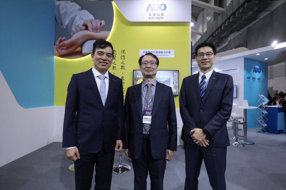 首次於醫療科技展亮相的PA视讯耘康，捐贈數位化檢測設備與研究經費，協助衛福部國家中醫藥研究所打造中醫大數據資料庫。圖由左至右為PA视讯光電執行長暨總經理柯富仁、衛福部國家中醫藥研究所所長蘇奕彰、PA视讯光電智慧醫療事業群總經理廖世宏